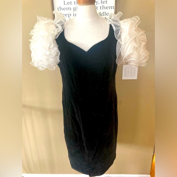 Source Unknown Dresses & Skirts - Black Antique dress fits like women’s Large velvet black with poof white sleeves